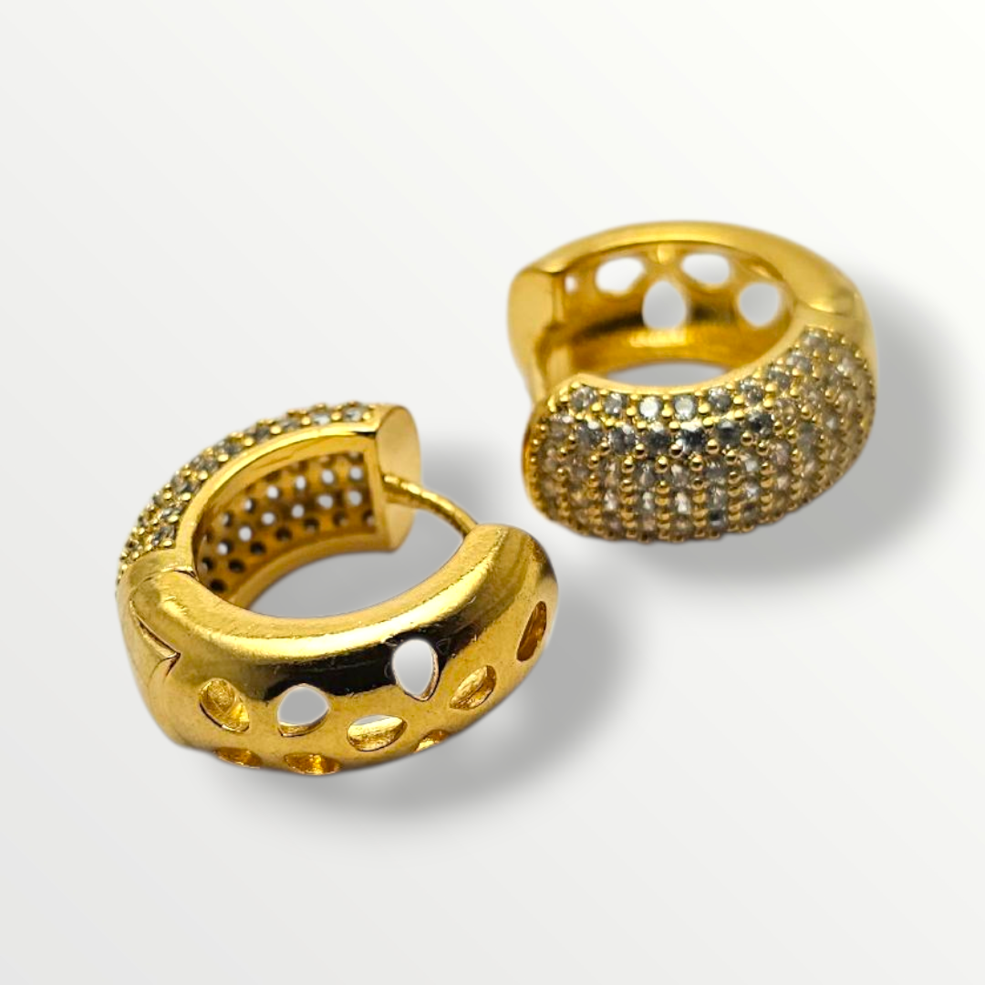 Aros dorados con incrustaciones brillantes