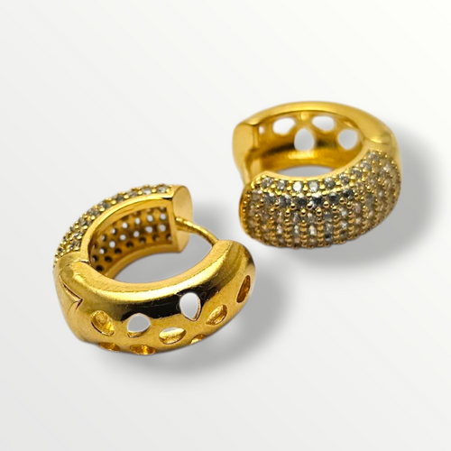 Aros dorados con incrustaciones brillantes