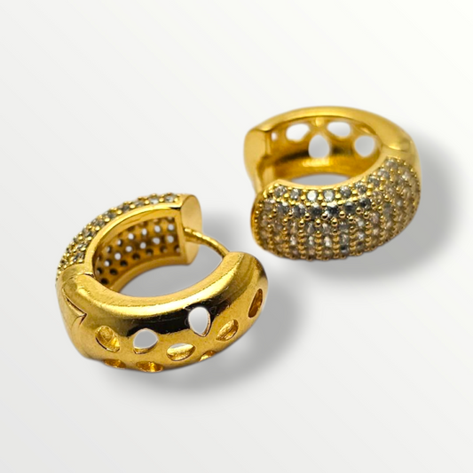 Aros dorados con incrustaciones brillantes