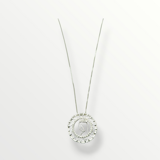 Collar Virgen calado en Plata 925 con marco de corazones
